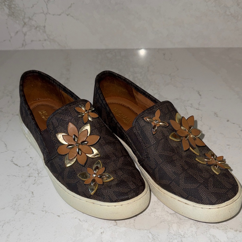 Michael Kors Heidi slip-on brown monogram pattern & 3D Lola Floral Accents 5.5